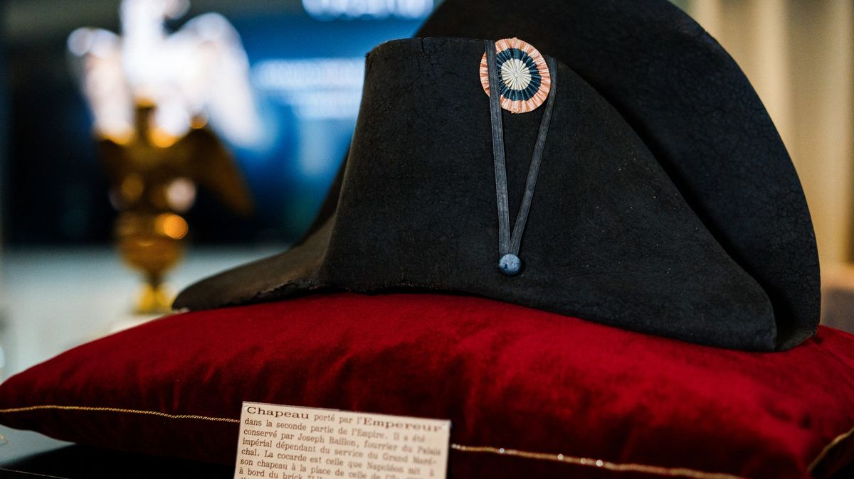 Napoleonův ikonický klobouk míří do aukce